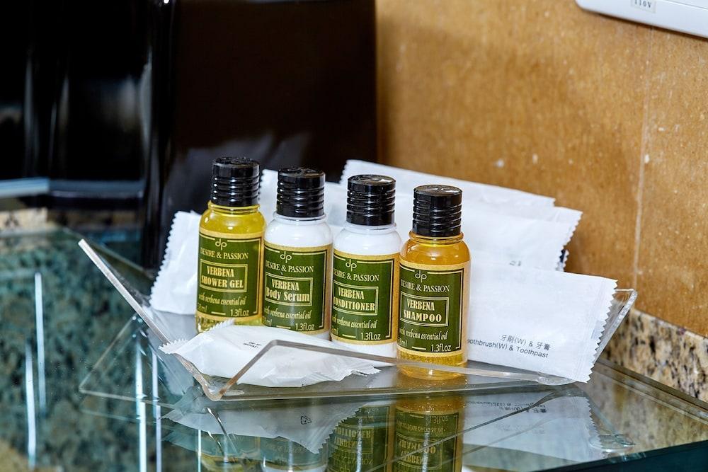Ambassador Hotel Hsinchu Bagian luar foto A selection of toiletries