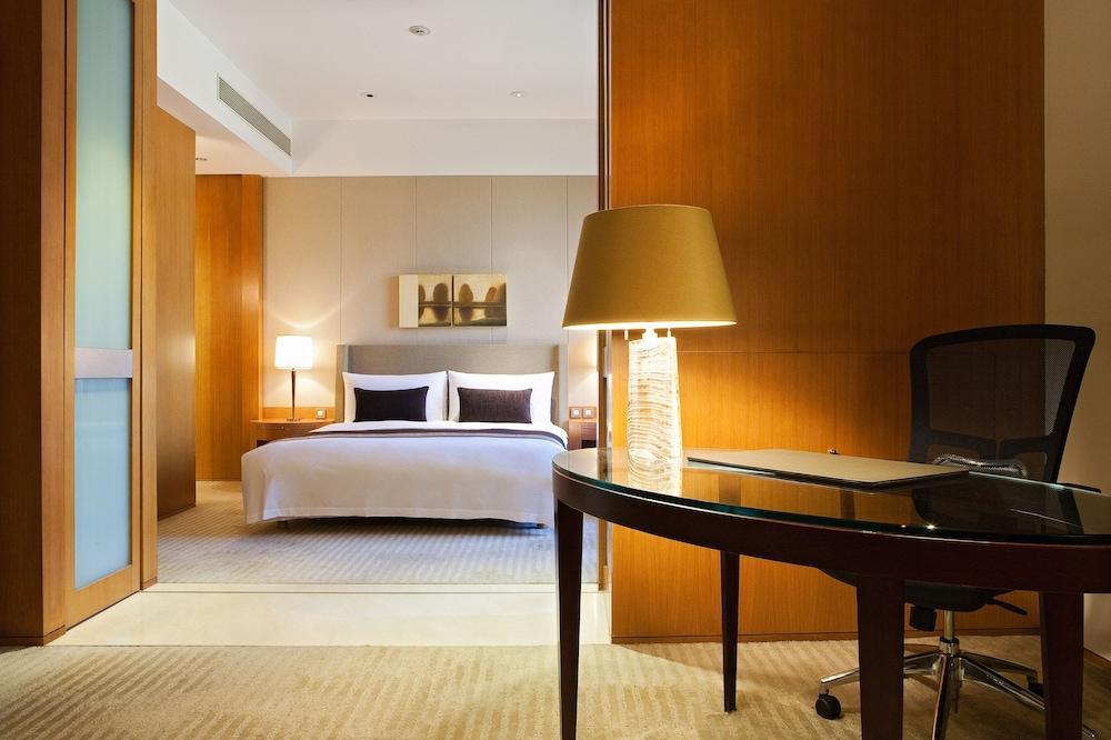 Ambassador Hotel Hsinchu Bagian luar foto A suite at the hotel