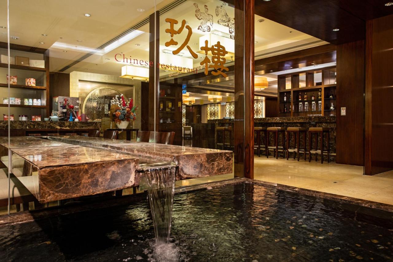 Ambassador Hotel Hsinchu Bagian luar foto Entrance to the restaurant