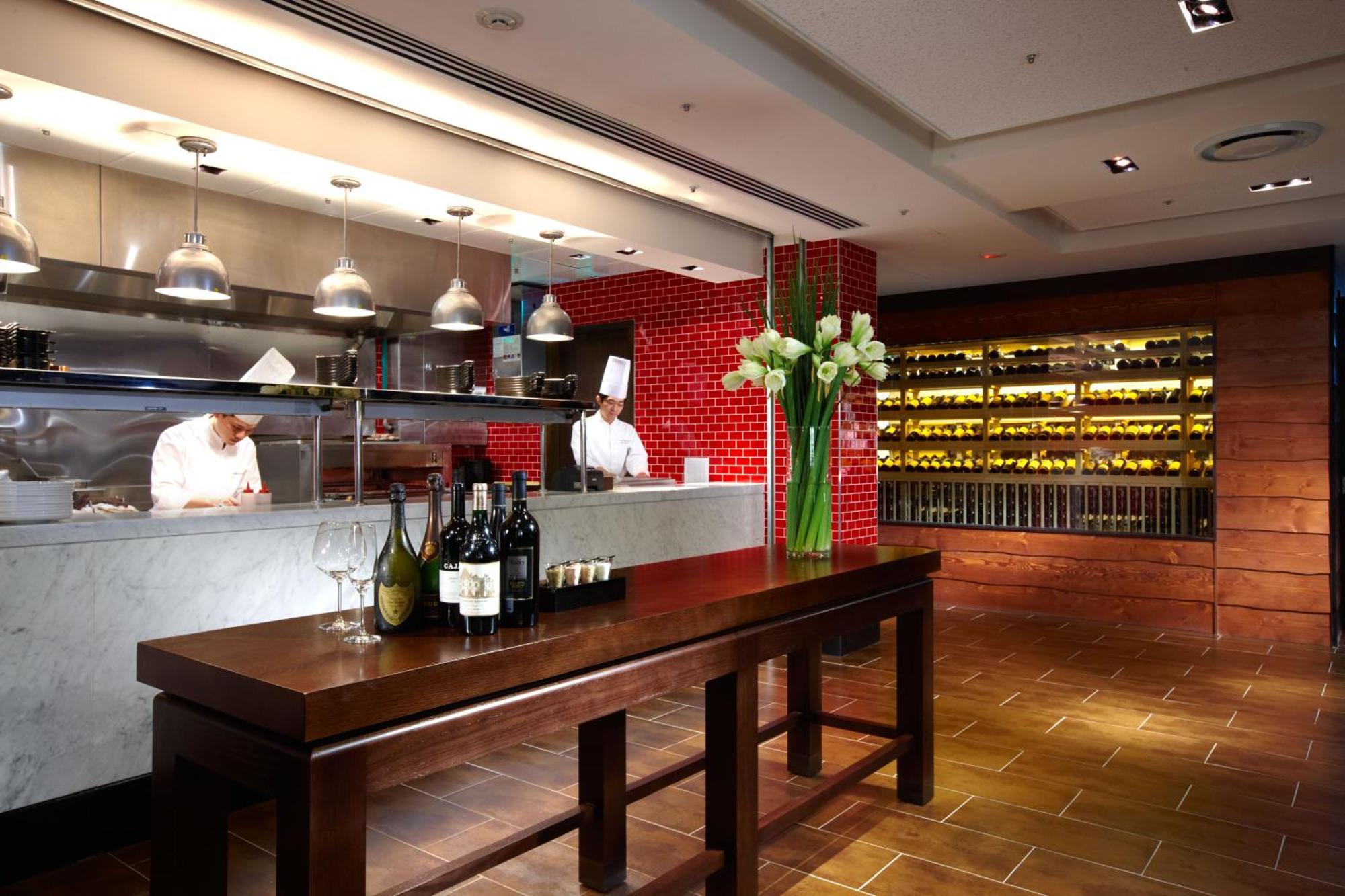 Ambassador Hotel Hsinchu Bagian luar foto The open kitchen at the restaurant