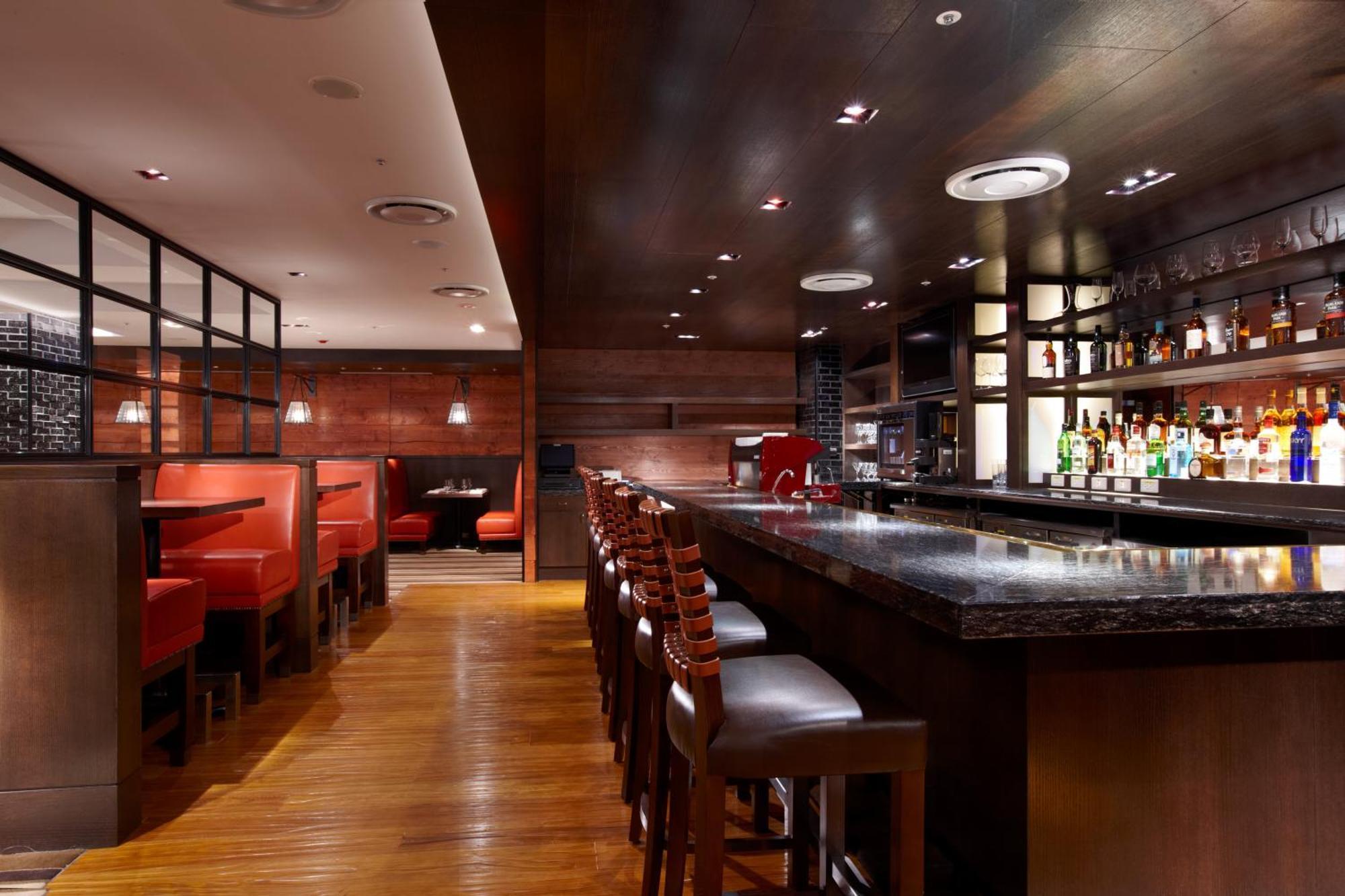 Ambassador Hotel Hsinchu Bagian luar foto The bar at the restaurant