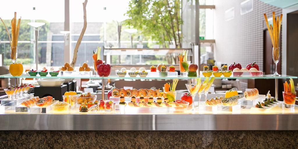 Ambassador Hotel Hsinchu Bagian luar foto A buffet at a hotel