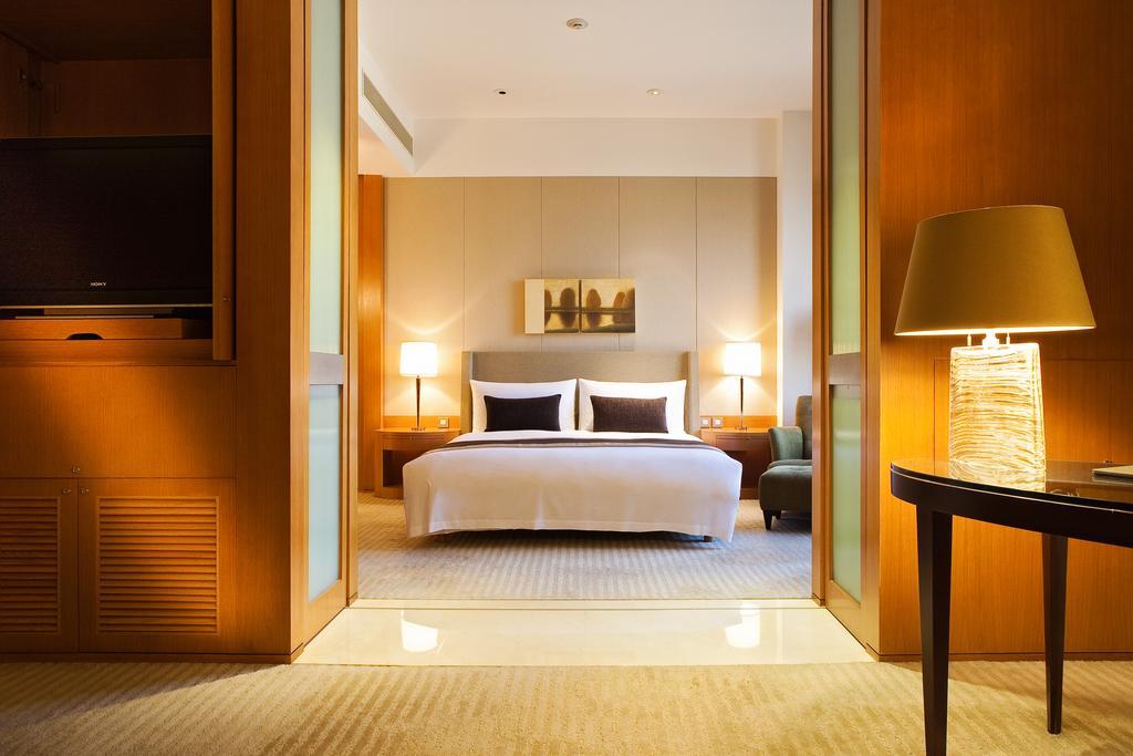 Ambassador Hotel Hsinchu Bagian luar foto A bedroom at the Mandarin Oriental, Hong Kong
