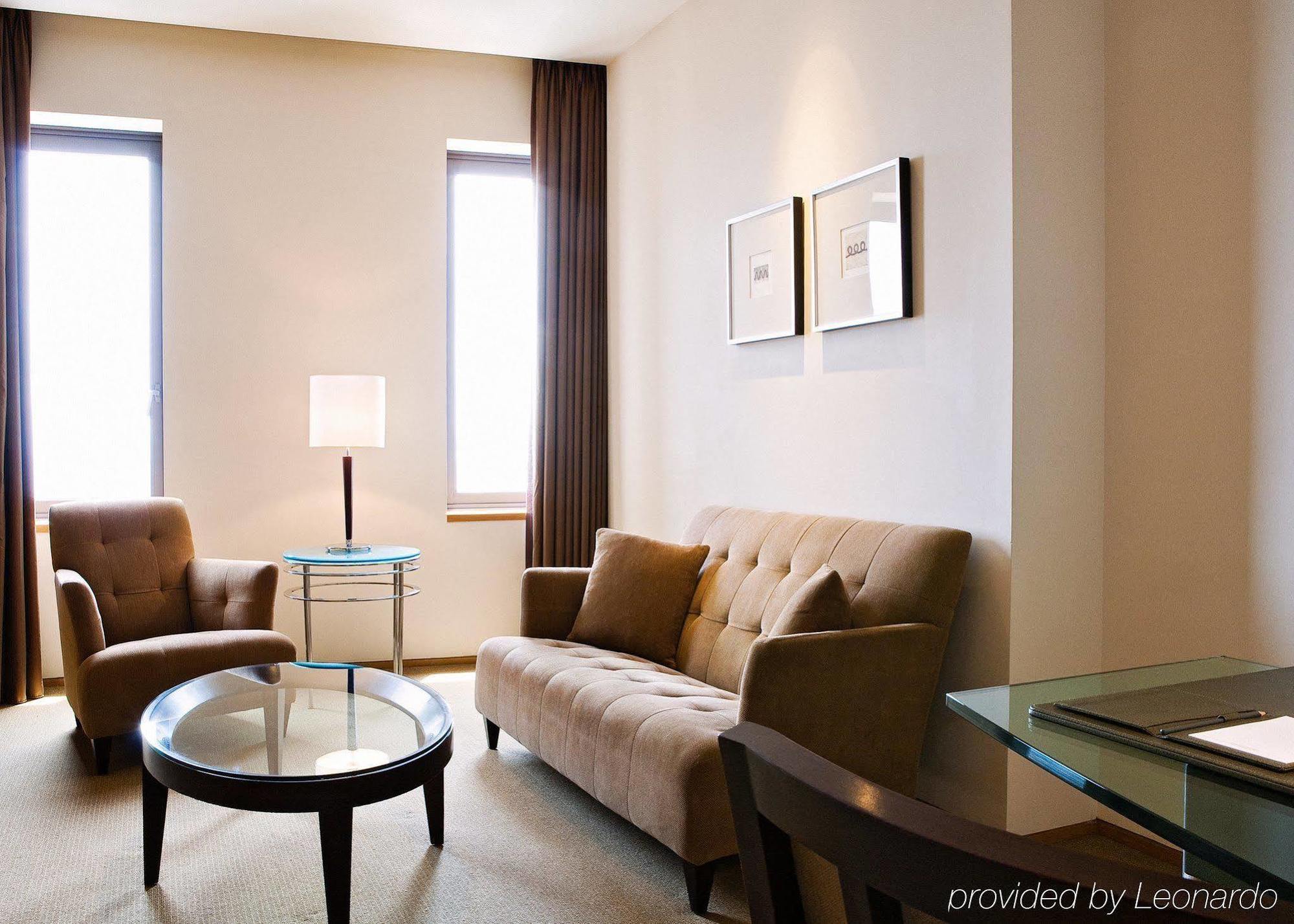 Ambassador Hotel Hsinchu Ruang foto A living room in a suite at the hotel
