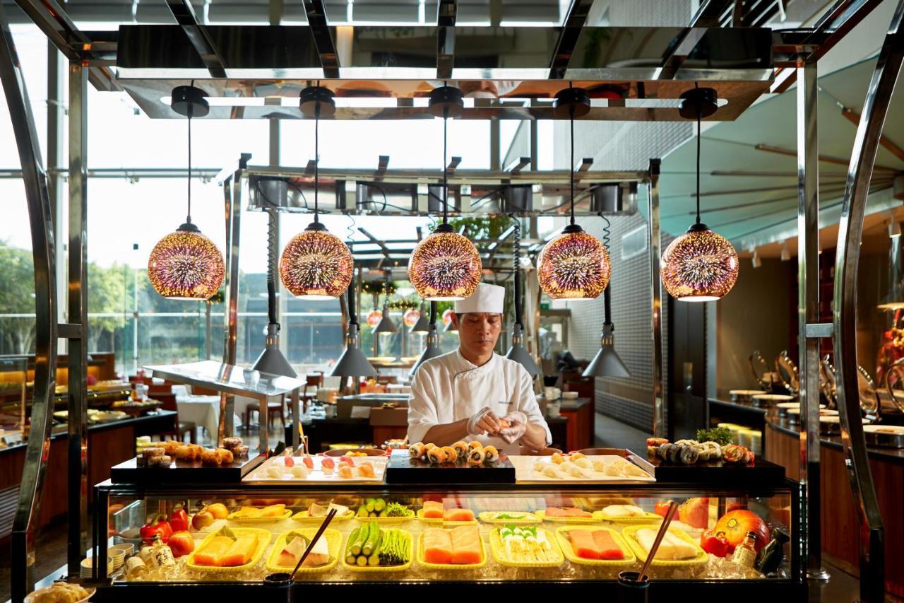 Ambassador Hotel Hsinchu Bagian luar foto A sushi bar at the hotel