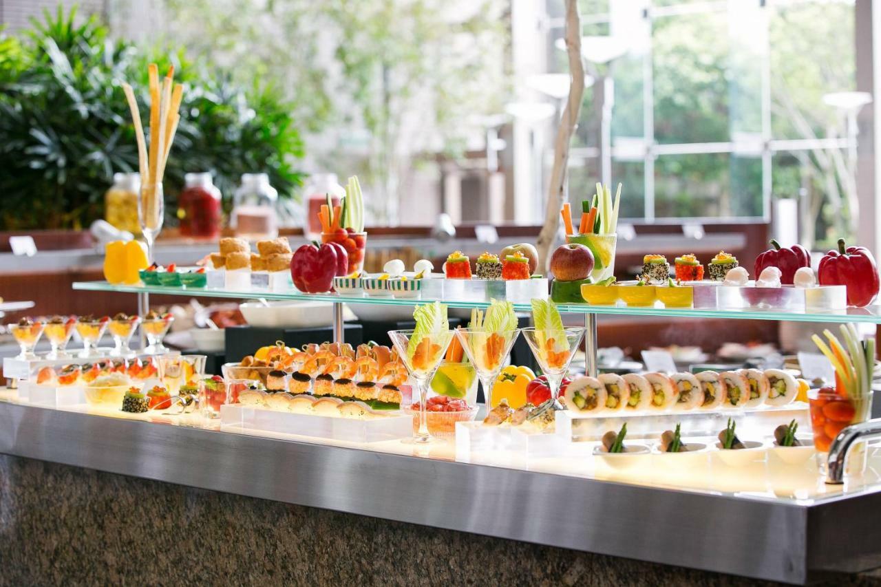 Ambassador Hotel Hsinchu Bagian luar foto A buffet at a hotel
