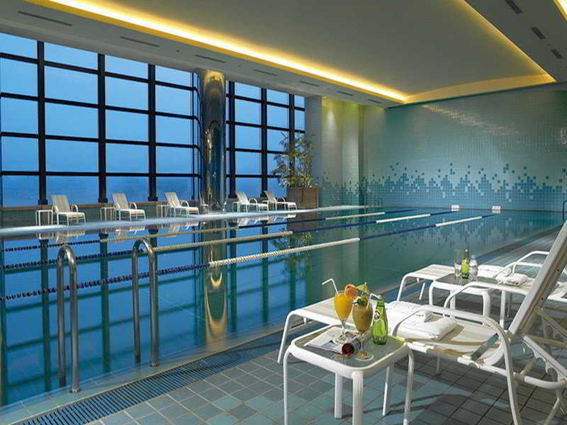 Ambassador Hotel Hsinchu Bagian luar foto The pool at the 101