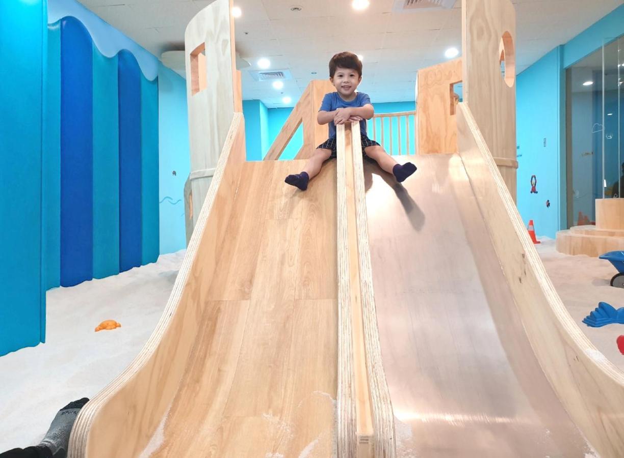 Ambassador Hotel Hsinchu Bagian luar foto A child on a slide